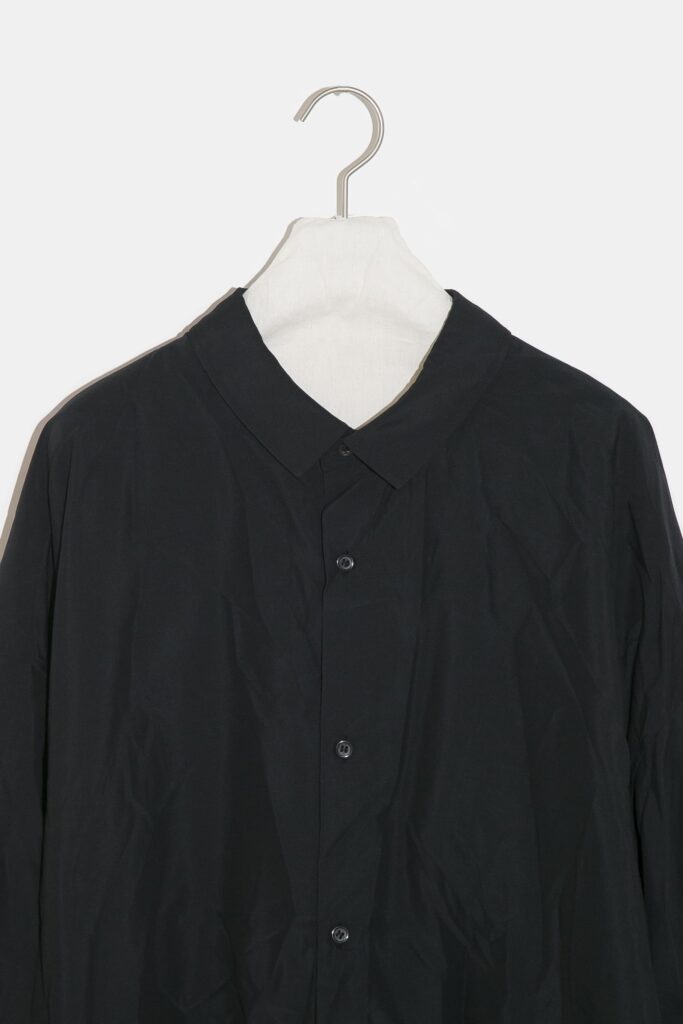 YOKO SAKAMOTO 21AW
REGULAR COLLAR SHIRT
レギュラーカラーのルーズフィットシャツ。シャツ専業工場でフラシ芯を使い非常に細かい運針で縫製したドレスライクな仕立て。また、製品洗いを施し、あえて何度か着た様なクタッとしたこなれた雰囲気に仕上げました。前身頃から後身頃にかけて、脇下に切替が無い一枚続きのノーシームパターンを採用した賛沢な仕様です。大きな生地を肩で羽織っている様な自然なドレープ感があり、タックインした時も、よりウエストにフィットします。