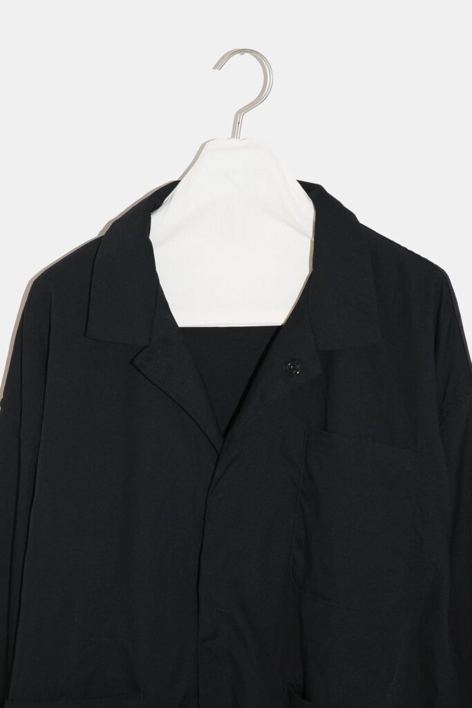 YOKO SAKAMOTO 21AW
WORK JACKET

フロントスナップボタンのワークジャケット。胸ポケット1つ、フロントポケット2つのみ。無駄の無いミニマムなデザインが特徴です。染色とステッチの色を変えた個性的なルックスが目を引きます。硫化染めを施した深みのある色合いが特徴で、着用する度に経年変化を楽しめます。空気を含んだエアリーな着心地も特徴です。
