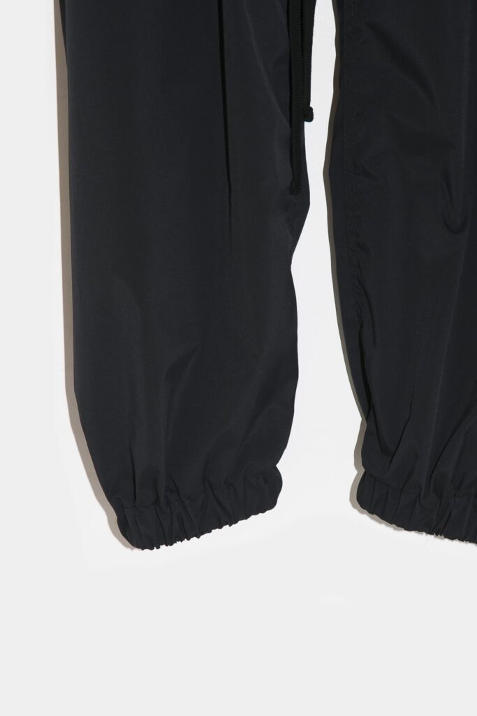 YOKO SAKAMOTO 21AW
UTILITY TRACK PANTS
ミリタリーのトレーニングパンツを彷彿させるユーティリティートラックパンツ。前身頃から後身頃にかけて、サイドに切替が無い一枚続きのノーシームパターンを採用した賛沢な仕様です。家庭でガシガシ洗濯出来る様に耐久性の強い生地を選びました。気軽に普段使いが出来て、履けば履くほど経年変化も楽しめます。ベルトループ、ウエスト紐付きで、様々なサイズ感に対応可能です。