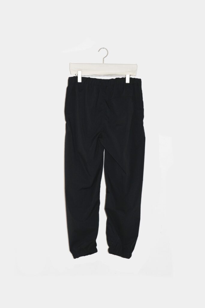 YOKO SAKAMOTO 21AW
UTILITY TRACK PANTS
ミリタリーのトレーニングパンツを彷彿させるユーティリティートラックパンツ。前身頃から後身頃にかけて、サイドに切替が無い一枚続きのノーシームパターンを採用した賛沢な仕様です。家庭でガシガシ洗濯出来る様に耐久性の強い生地を選びました。気軽に普段使いが出来て、履けば履くほど経年変化も楽しめます。ベルトループ、ウエスト紐付きで、様々なサイズ感に対応可能です。