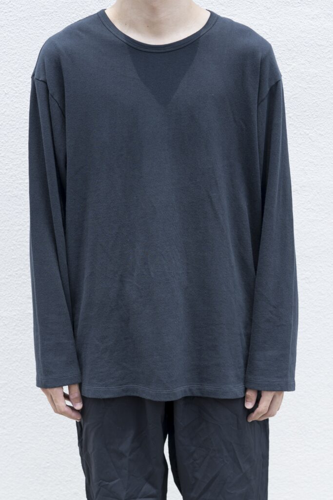 YOKO SAKAMOTO 21AW
L/S T-SHIRT
吊り編みで編み立てたブランドオリジナルのアルティメイトピマパイルを使用したロングスリーブTシャツ。1枚での着用は勿論、インナーにも着用し易いスッキリとしたシルエットデザインが特徴。シンプルなアイテムではありますが、他に無い生地感と着心地を、是非とも体験して頂けたらと思います。硫化染め+バイオ加工を施した深みのある色合いが特徴で、着用する度に経年変化を楽しめます。
