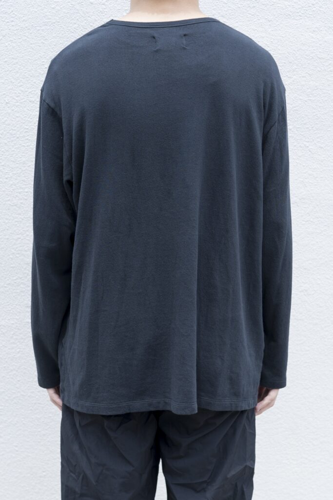 YOKO SAKAMOTO 21AW
L/S T-SHIRT
吊り編みで編み立てたブランドオリジナルのアルティメイトピマパイルを使用したロングスリーブTシャツ。1枚での着用は勿論、インナーにも着用し易いスッキリとしたシルエットデザインが特徴。シンプルなアイテムではありますが、他に無い生地感と着心地を、是非とも体験して頂けたらと思います。硫化染め+バイオ加工を施した深みのある色合いが特徴で、着用する度に経年変化を楽しめます。
