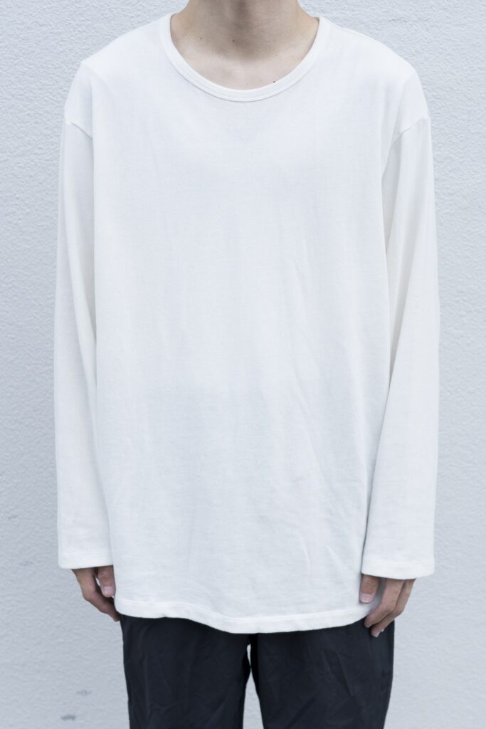 YOKO SAKAMOTO 21AW
L/S T-SHIRT
吊り編みで編み立てたブランドオリジナルのアルティメイトピマパイルを使用したロングスリーブTシャツ。1枚での着用は勿論、インナーにも着用し易いスッキリとしたシルエットデザインが特徴。シンプルなアイテムではありますが、他に無い生地感と着心地を、是非とも体験して頂けたらと思います。硫化染め+バイオ加工を施した深みのある色合いが特徴で、着用する度に経年変化を楽しめます。
