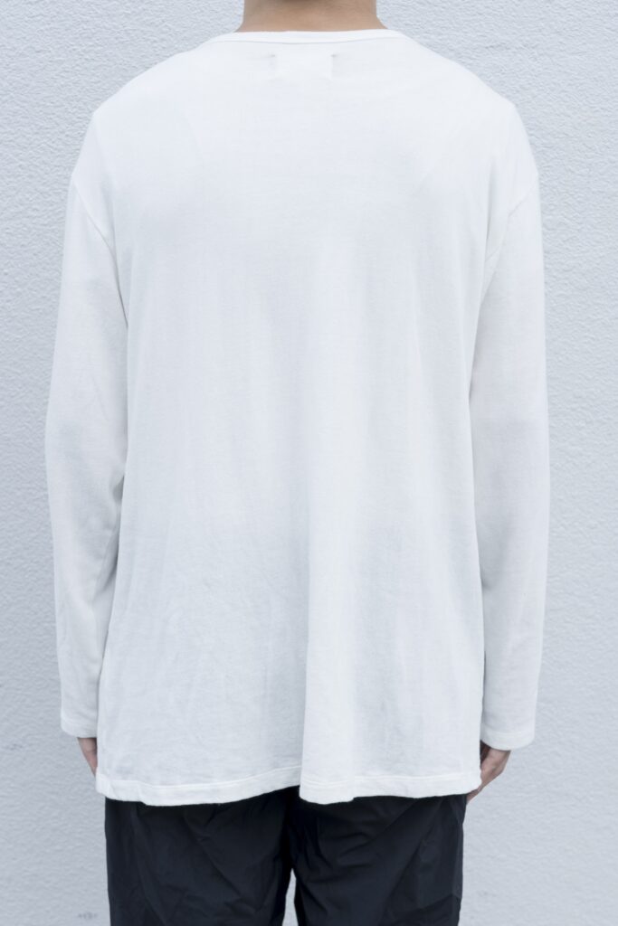 YOKO SAKAMOTO 21AW
L/S T-SHIRT
吊り編みで編み立てたブランドオリジナルのアルティメイトピマパイルを使用したロングスリーブTシャツ。1枚での着用は勿論、インナーにも着用し易いスッキリとしたシルエットデザインが特徴。シンプルなアイテムではありますが、他に無い生地感と着心地を、是非とも体験して頂けたらと思います。硫化染め+バイオ加工を施した深みのある色合いが特徴で、着用する度に経年変化を楽しめます。
