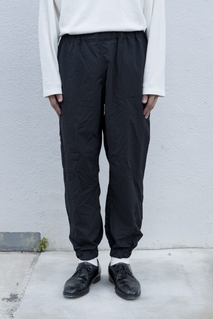 YOKO SAKAMOTO 21AW
UTILITY TRACK PANTS
ミリタリーのトレーニングパンツを彷彿させるユーティリティートラックパンツ。前身頃から後身頃にかけて、サイドに切替が無い一枚続きのノーシームパターンを採用した賛沢な仕様です。家庭でガシガシ洗濯出来る様に耐久性の強い生地を選びました。気軽に普段使いが出来て、履けば履くほど経年変化も楽しめます。ベルトループ、ウエスト紐付きで、様々なサイズ感に対応可能です。