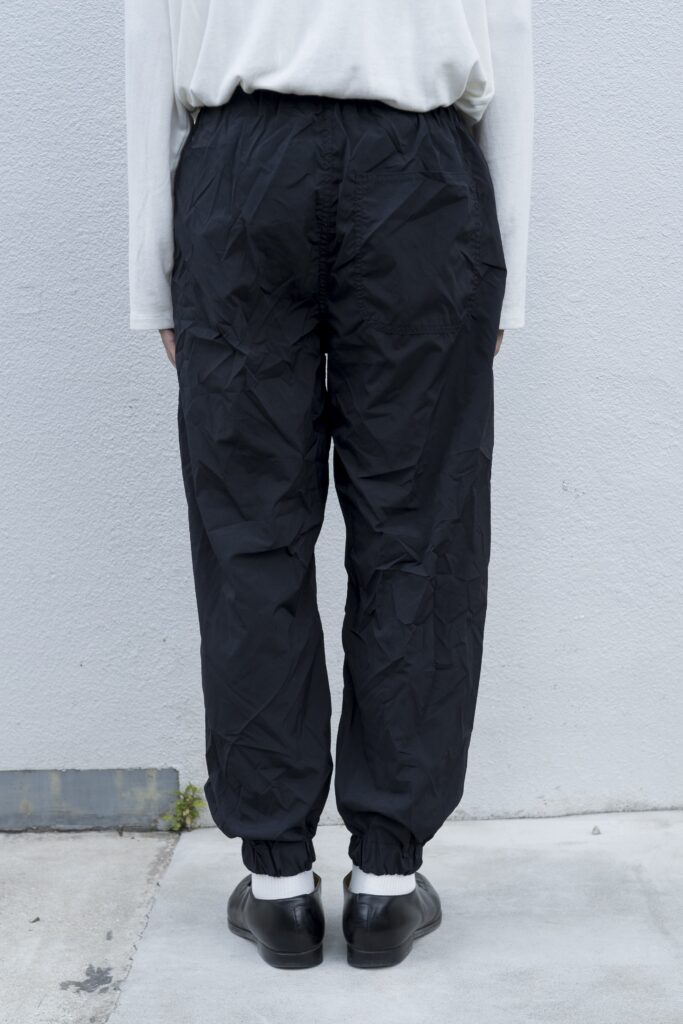 YOKO SAKAMOTO 21AW
UTILITY TRACK PANTS
ミリタリーのトレーニングパンツを彷彿させるユーティリティートラックパンツ。前身頃から後身頃にかけて、サイドに切替が無い一枚続きのノーシームパターンを採用した賛沢な仕様です。家庭でガシガシ洗濯出来る様に耐久性の強い生地を選びました。気軽に普段使いが出来て、履けば履くほど経年変化も楽しめます。ベルトループ、ウエスト紐付きで、様々なサイズ感に対応可能です。