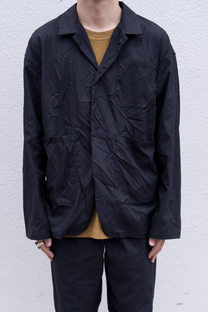 YOKO SAKAMOTO 21AW
WORK JACKET

フロントスナップボタンのワークジャケット。胸ポケット1つ、フロントポケット2つのみ。無駄の無いミニマムなデザインが特徴です。染色とステッチの色を変えた個性的なルックスが目を引きます。硫化染めを施した深みのある色合いが特徴で、着用する度に経年変化を楽しめます。空気を含んだエアリーな着心地も特徴です。
