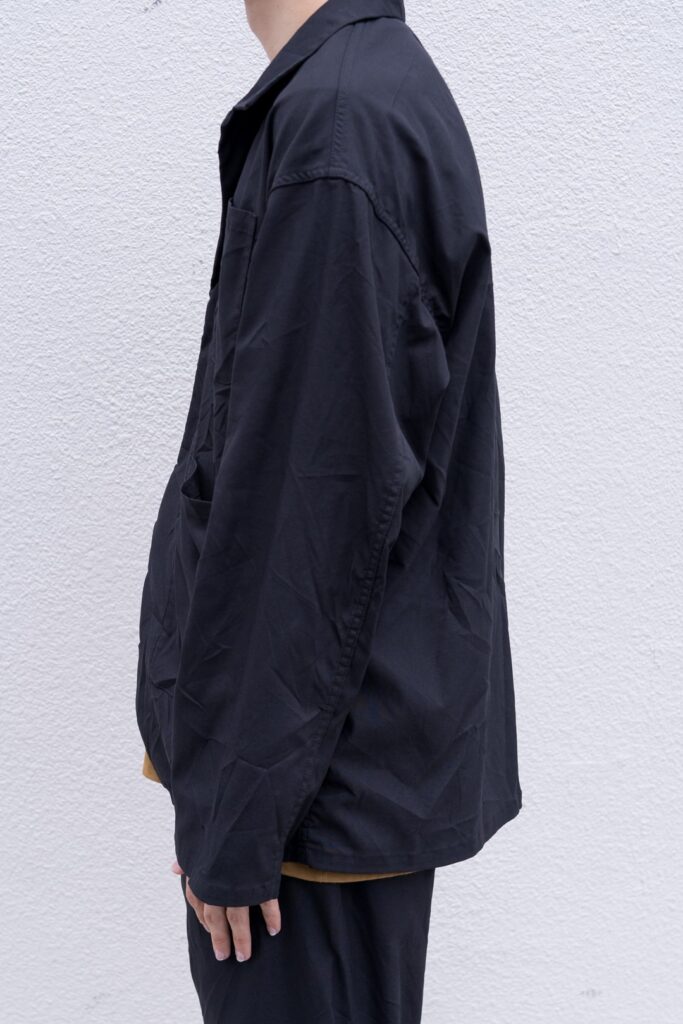 YOKO SAKAMOTO 21AW
WORK JACKET

フロントスナップボタンのワークジャケット。胸ポケット1つ、フロントポケット2つのみ。無駄の無いミニマムなデザインが特徴です。染色とステッチの色を変えた個性的なルックスが目を引きます。硫化染めを施した深みのある色合いが特徴で、着用する度に経年変化を楽しめます。空気を含んだエアリーな着心地も特徴です。
