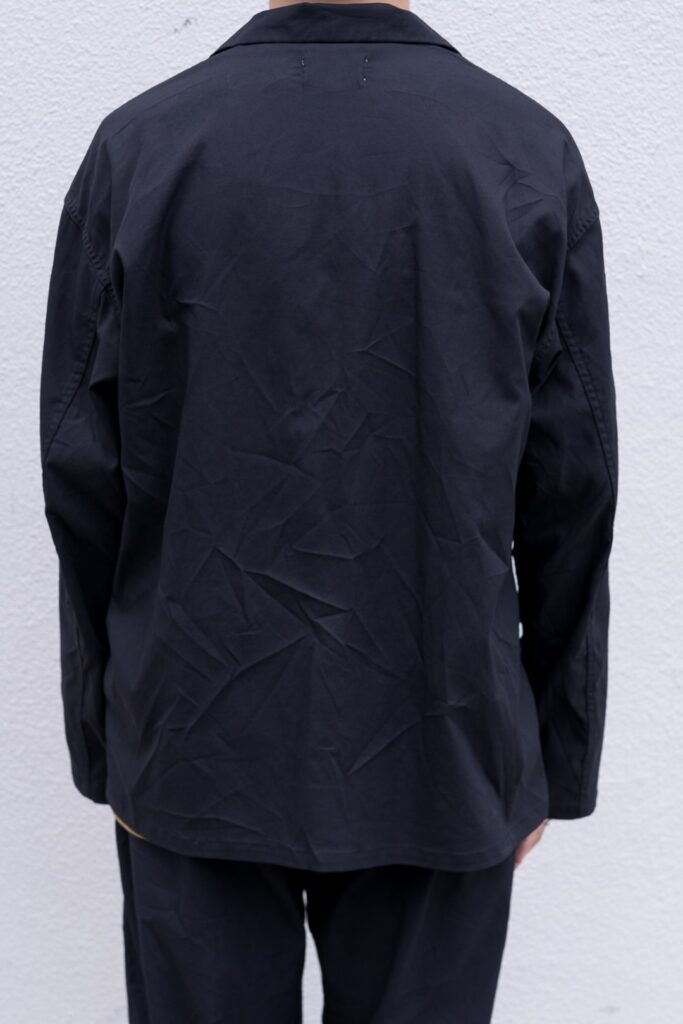 YOKO SAKAMOTO 21AW
WORK JACKET

フロントスナップボタンのワークジャケット。胸ポケット1つ、フロントポケット2つのみ。無駄の無いミニマムなデザインが特徴です。染色とステッチの色を変えた個性的なルックスが目を引きます。硫化染めを施した深みのある色合いが特徴で、着用する度に経年変化を楽しめます。空気を含んだエアリーな着心地も特徴です。
