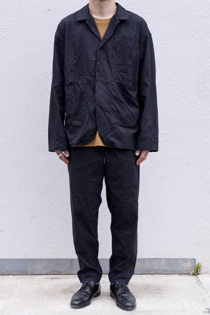 YOKO SAKAMOTO 21AW
WORK JACKET

フロントスナップボタンのワークジャケット。胸ポケット1つ、フロントポケット2つのみ。無駄の無いミニマムなデザインが特徴です。染色とステッチの色を変えた個性的なルックスが目を引きます。硫化染めを施した深みのある色合いが特徴で、着用する度に経年変化を楽しめます。空気を含んだエアリーな着心地も特徴です。

WORK TROUTHERS TAPERED

テーパードシルエットのワークパンツ。前身頃から後身頃にかけて、サイドに切替が無い一枚続きのノーシームパターンを採用した賛沢な仕様です。染色とステッチの色を変えた個性的なルックスが目を引きます。硫化染めを施した深みのある色合いが特徴で、着用する度に経年変化を楽しめます。空気を含んだエアリーな着心地も特徴です。