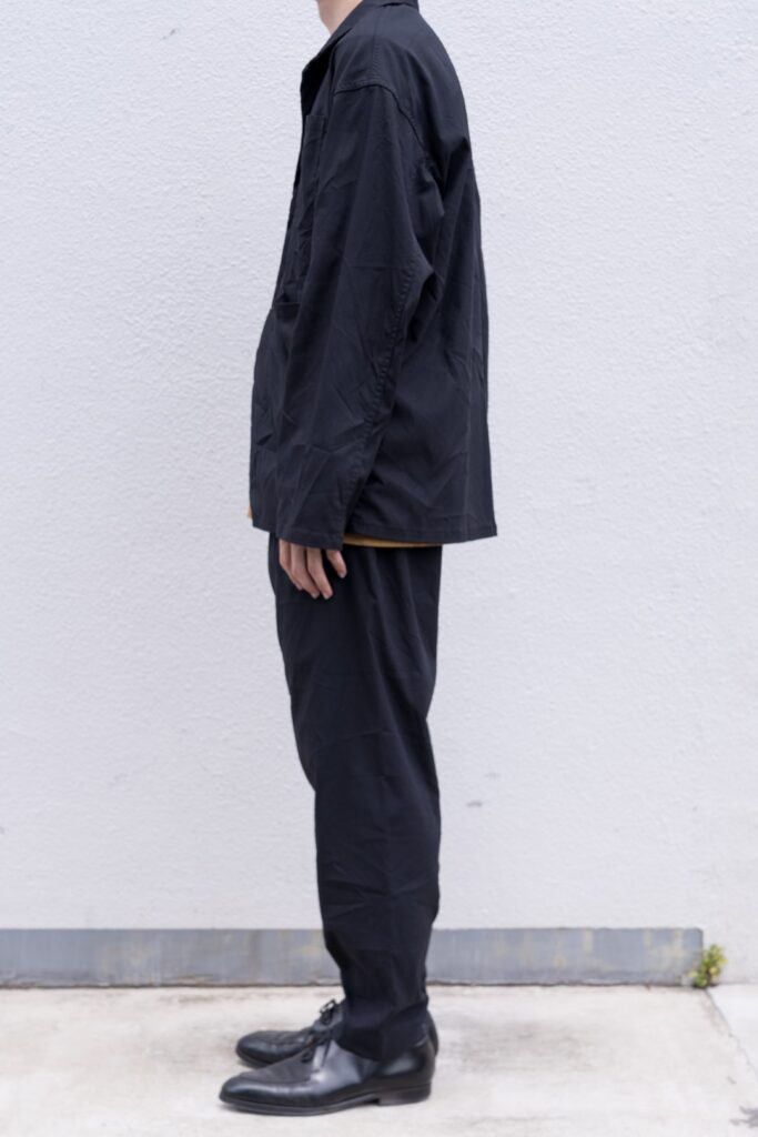 YOKO SAKAMOTO 21AW
WORK JACKET

フロントスナップボタンのワークジャケット。胸ポケット1つ、フロントポケット2つのみ。無駄の無いミニマムなデザインが特徴です。染色とステッチの色を変えた個性的なルックスが目を引きます。硫化染めを施した深みのある色合いが特徴で、着用する度に経年変化を楽しめます。空気を含んだエアリーな着心地も特徴です。

WORK TROUTHERS TAPERED

テーパードシルエットのワークパンツ。前身頃から後身頃にかけて、サイドに切替が無い一枚続きのノーシームパターンを採用した賛沢な仕様です。染色とステッチの色を変えた個性的なルックスが目を引きます。硫化染めを施した深みのある色合いが特徴で、着用する度に経年変化を楽しめます。空気を含んだエアリーな着心地も特徴です。