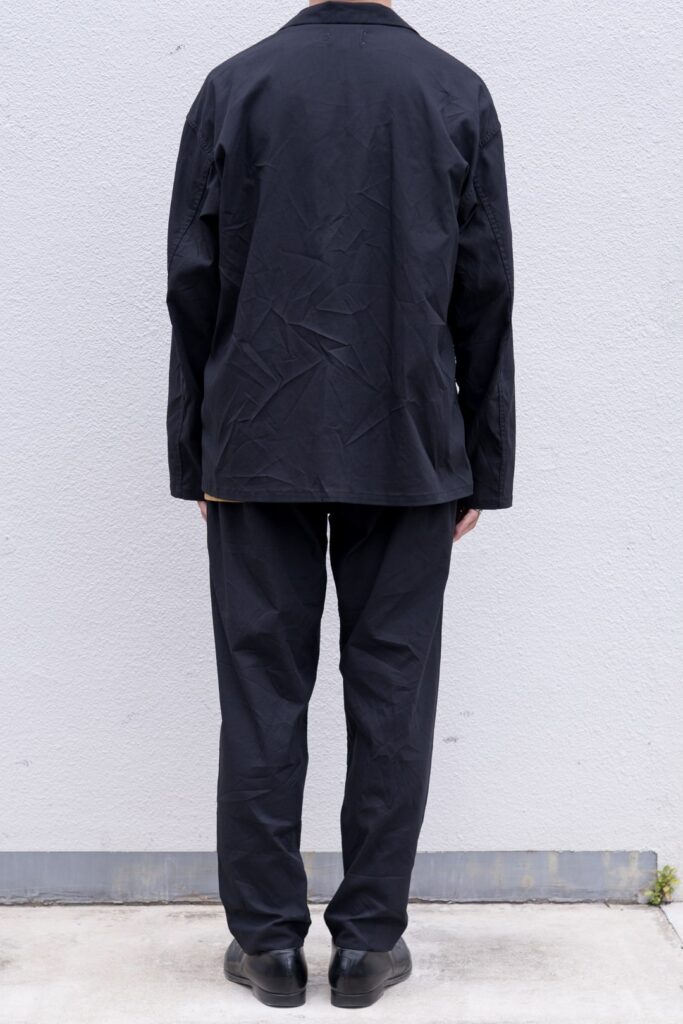 YOKO SAKAMOTO 21AW
WORK JACKET

フロントスナップボタンのワークジャケット。胸ポケット1つ、フロントポケット2つのみ。無駄の無いミニマムなデザインが特徴です。染色とステッチの色を変えた個性的なルックスが目を引きます。硫化染めを施した深みのある色合いが特徴で、着用する度に経年変化を楽しめます。空気を含んだエアリーな着心地も特徴です。

WORK TROUTHERS TAPERED

テーパードシルエットのワークパンツ。前身頃から後身頃にかけて、サイドに切替が無い一枚続きのノーシームパターンを採用した賛沢な仕様です。染色とステッチの色を変えた個性的なルックスが目を引きます。硫化染めを施した深みのある色合いが特徴で、着用する度に経年変化を楽しめます。空気を含んだエアリーな着心地も特徴です。