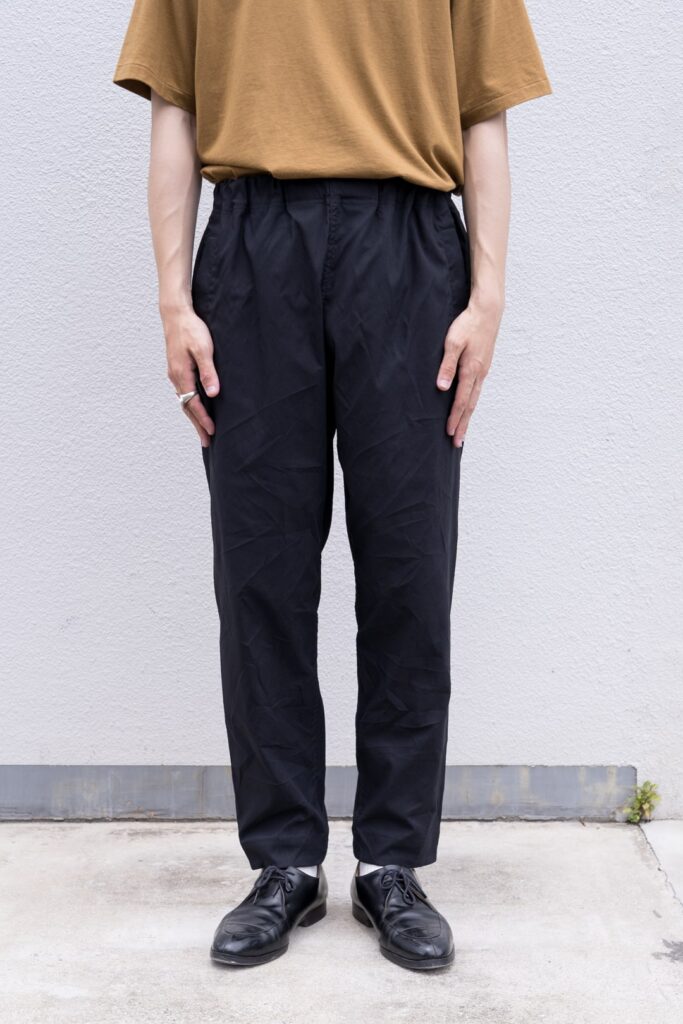 YOKO SAKAMOTO 21AW
WORK TROUTHERS TAPERED

テーパードシルエットのワークパンツ。前身頃から後身頃にかけて、サイドに切替が無い一枚続きのノーシームパターンを採用した賛沢な仕様です。染色とステッチの色を変えた個性的なルックスが目を引きます。硫化染めを施した深みのある色合いが特徴で、着用する度に経年変化を楽しめます。空気を含んだエアリーな着心地も特徴です。