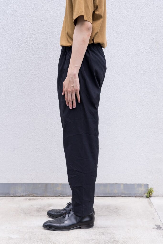 YOKO SAKAMOTO 21AW
WORK TROUTHERS TAPERED

テーパードシルエットのワークパンツ。前身頃から後身頃にかけて、サイドに切替が無い一枚続きのノーシームパターンを採用した賛沢な仕様です。染色とステッチの色を変えた個性的なルックスが目を引きます。硫化染めを施した深みのある色合いが特徴で、着用する度に経年変化を楽しめます。空気を含んだエアリーな着心地も特徴です。