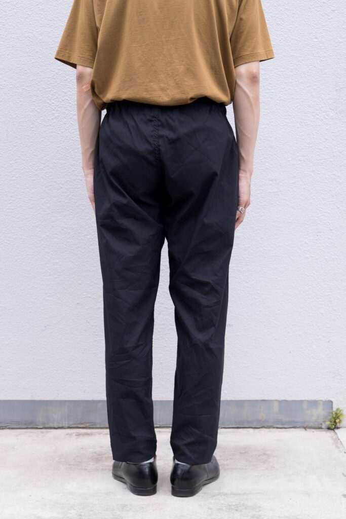 YOKO SAKAMOTO 21AW
WORK TROUTHERS TAPERED

テーパードシルエットのワークパンツ。前身頃から後身頃にかけて、サイドに切替が無い一枚続きのノーシームパターンを採用した賛沢な仕様です。染色とステッチの色を変えた個性的なルックスが目を引きます。硫化染めを施した深みのある色合いが特徴で、着用する度に経年変化を楽しめます。空気を含んだエアリーな着心地も特徴です。